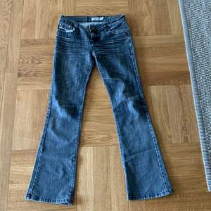 Superfina gråa lowrise jeans! Säljer för att jag inte använder så mycket, men jag brukar ha S och är 168cm och de passar superbra! :) midjemåttet är 84 cm och innerbenslängden är 79cm💕 fråga gärna ifall ni har frågor!