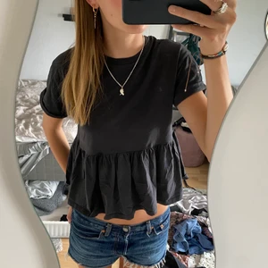 Tröja - Mörkgrå tröja från bershka, knappt använd🥰 storlek S! Betalning sker via swish! 