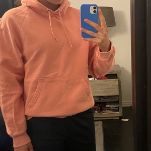 Hoodie Monki - Säljer min hoodie från monki. Den är i bra skick. Ordinarie pris 250 kr seljer nu för 70 kr. Storlek: S men funkar för mig som har M. Om intresserad skriv i kommentarerna, först i kvarn. Man står för leverans själv ❤️ (Betalning via swish)