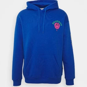 Blå hoddie  - Hej tänkte sälja min fina hoddie ifrån UNISEX, använd fåtal gånger. Jätte fin hoddie nu inför hösten. Fin stark blå färg. Säljer pga ingen användning💙💙