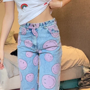 svin coola straight jeans från Bershka🌷 - säljer dessa coola jeans från Bershka som knappt är använda. de är i det perfekta modellen med mid rise midja. sitter helt perfekt på mig som är en storlek 34 i jeans och 172 cm lång💙 köpta för 400kr och säljer för 200kr plus frakt. skriv för fler bilder 