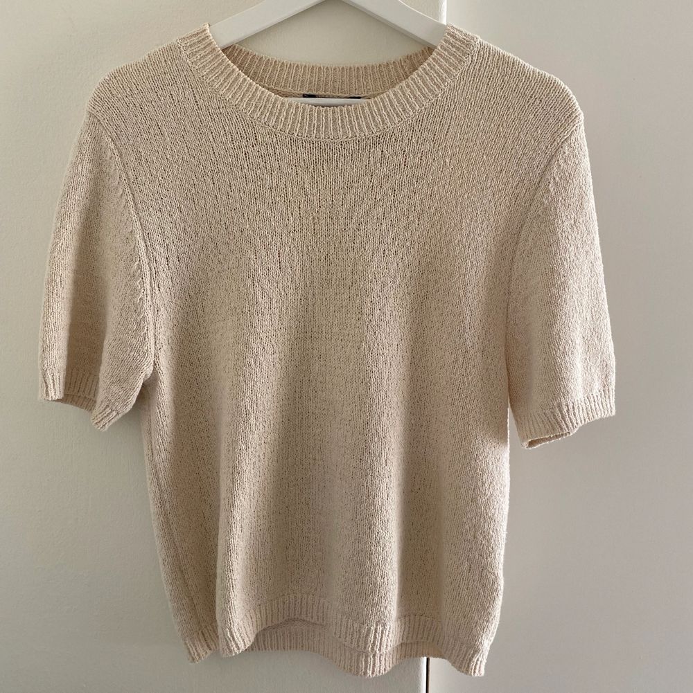 Superfin beige stickad t-shirt köpt på Lindex förra sommaren! 🤍 I fint skick, använd sparsamt. Perfekt nu till hösten och vintern! 🥰 Buda! . Strik.