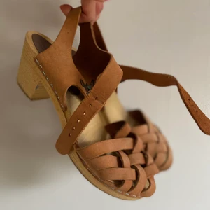 Moheda träskor - Storlek 38 (normal i storleken) ✨  Säljer mina träskor jag haft länge men sällan använt. Skön passform, brun/karamell-färg med spännen. Jag är flexibel med pris✨👏 Hojta om du vill veta något mer🌻💛