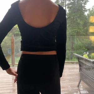 Svart topp i sammet  - Säljer denna fina topp i sammet då den är lite stor över axlarna. Upplever den som storlek xs.