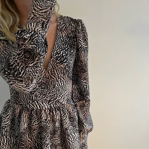 Klänninh - Fin klänning som går att ha året om 🧡 sparsamt använd storlek 34 form HM