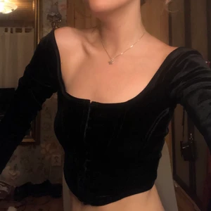 Korsett topp - Långärmad tröja från Motel i storlek S. Tröjan har en korsettliknande struktur och knäpps där fram. Fint skick. Frakt tillkommer :)