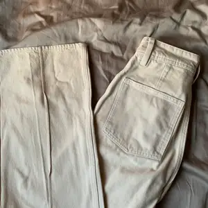 Trendiga vida jeans med hög kvalite.  Har bara användt 3 gånger. Lite tajtare vid rumpan men luftig vid benen