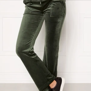 Juicy couture - Säljer mina mörkgröna juicy byxor för att den inte kommer till användning. Nypris 1099kr💚Hör av er för egna bilder!