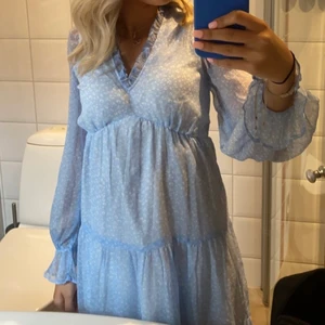 Klänning - Super fin klänning från Vera Moda. Använd 1 gång. Köptes för 499kr. Skriv för fler bilder!🫶🏻