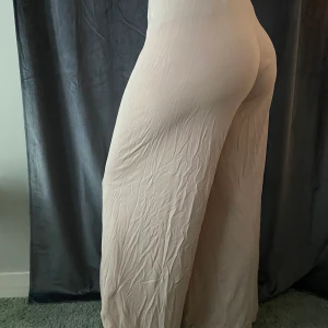 H&M  rosa utsvängda byxor - Mjuka supersköna utsvängda byxor i XS från H&M, inprincip nya endast använda ett fåtal ggr.