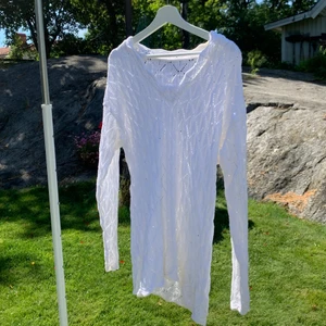 Fin vit sommarklänning - Så himla fin kort sommarklänning, köptes nu i somras men inte kommit till användning<3 Lite missfärgad på vänster axel men inte något som syns tydligt! Annars är den så fin med söta detaljer nedtill🤍