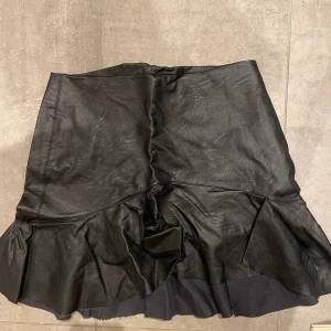 Skinnimiation kjol, 36 - Söt kjol i skinnimitation från Zara, strl 36!!