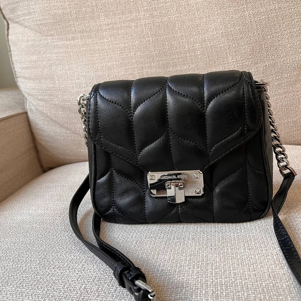 Can be used as crossbody or shoulder bag. Very good conditions, can also buy on my vestiaire collective profile for authentication of originality. . Väskor.