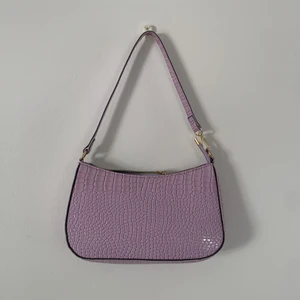 Axelremsväska  - En jättesöt axelremsväska från shein. Bra kvalite och nästan aldrig använd. Säljer för att jag inte använder den❤️  Orginalpris är 51kr❤️