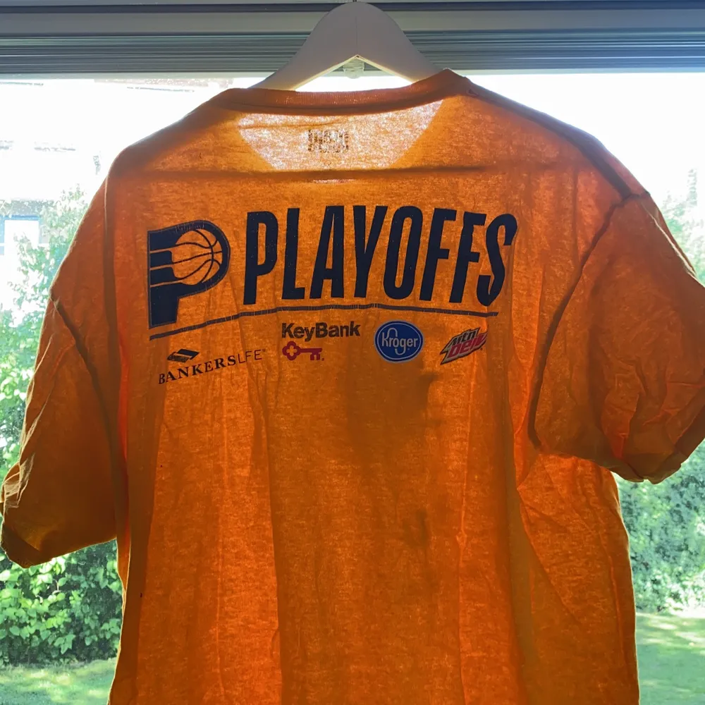 Säljer denna retro NBA T-Shirt från en av Indiana Pacers Playoff-runs! Fräck färgkombination och trycket på t-shortsen är välvårdat. T-shirts.
