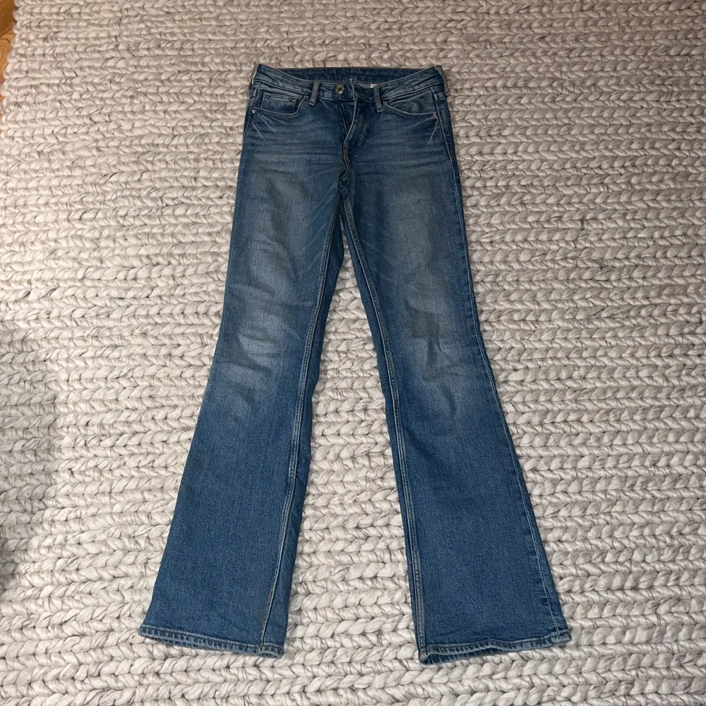 Säljer dessa assnygga midrise jeans i blå tvätt, färgen syns bäst på bild 1 och 3. Passar någon runt 160. I nyskick, frakt tillkommer. Köp direkt för 430 + frakt . Jeans & Byxor.