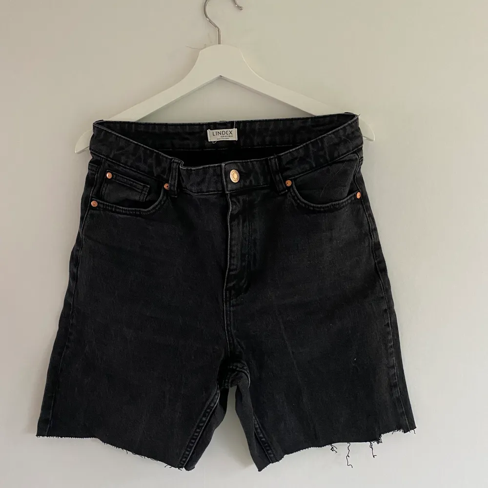 Svarta jeansshorts från Lindex Strl: M Färg: Svart Shorts som använts väl men fortfarande i fint skick. PRIS: 40kr + 66kr frakt! 🖤. Shorts.