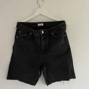 Svarta jeansshorts från Lindex Strl: M Färg: Svart Shorts som använts väl men fortfarande i fint skick. PRIS: 40kr + 66kr frakt! 🖤