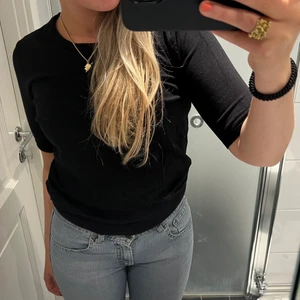 Snygg Stickad t-shirt❣️ - Sparsamt använd och i jättebra skick! Materialet är finstickat❣️Sjukt snygg och perfekt basic tröja att ha i garderoben som matchar till allt❣️
