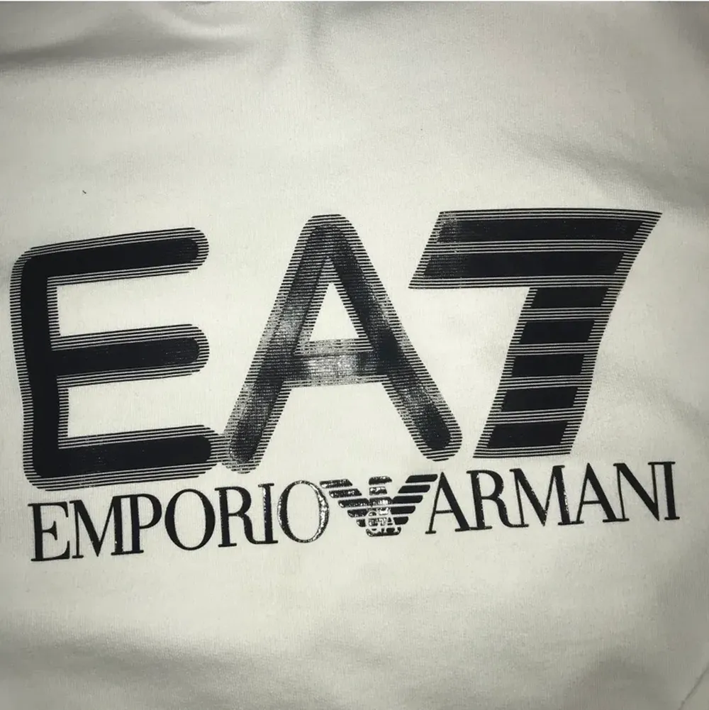 Tja, säljer nu min Emporio Armani hoodie, kommer aldrig till användning Skicket är väldigt bra! storlek Medium! 350kr + frakt och den är den 🤝 nypris typ 800-900kr. Tröjor & Koftor.