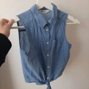 Linne, blått Stl 146 - Linne med knytning, fråm hm. Små knappar på den. Knappt använd.