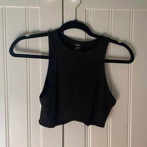 Svart croptop strl S - Svart cropad topp från SHEIN i storlek S. Köpare står för frakt.  Hör av dig vid intresse!