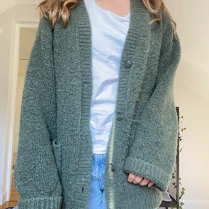 Skogsgrön bik bok kofta  - Varm grön fairycore kofta som har ok skick. Polyester, och märket är bik bok