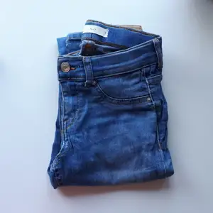 Jeggings / skinny jeans från Gina Tricot med låg till mellanhög midja💙 kan förhandla om priset vid snabb affär💙