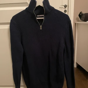 Zara Half zip - Säljer min Half zip tröja från Zara som är riktigt snygg men tyvärr för liten för mig. 