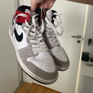 Jordan 1 - Intresse koll på mina Jordan 1 High i färgen smoke grey 💘 (har den svarta snörerna till också) 
