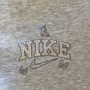 vintage nike sweatshirt - säljer min jättefina vintage nike sweatshirt, (ej äkta), pågrund av att den inte använts💓köpte för 1/2 år sen på en killes instagram, vet ej för hur mycket men tror för 250-350kr ca🫶🏼Storlek M men passar S och XS oxå💓säljer för 150kr+frakt🤩