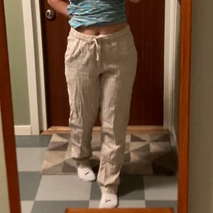 Linne byxor - Linne byxor från hm. Fint matrial. Lite korta på mig som är 163 cm. Använt få antal gånger. Skriv privat för fler frågor/bilder! Köparen står för frakten<3