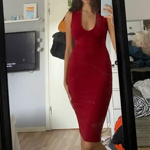 Röd klänning  - Skitsnygg röd ribbad klänning köpt secondhand! Djup u-ringning och följer formen SÅ FINT!! Går att bära den kortare och jag har även burit den som linne med jeans under samt som kjol❤️ väldigt anpassningsbar och passar XS-M❤️