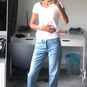 Basis vit tight tshirt  - En vanlig tight vit tshirt. Snygg och går att styla hur lätt som helst. Använd ett fåtal gånger men fortfarande i bra skick. 