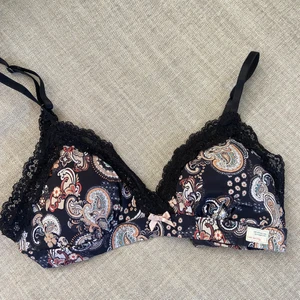 Bralette/bh - Superskön vadderad topp/bh från Odd Molly. Storlek ”1” vilket motsvarar ungefär S.❤️‍🔥💕 Sparsamt använd och därmed fin kvalitet. Nypris 360.