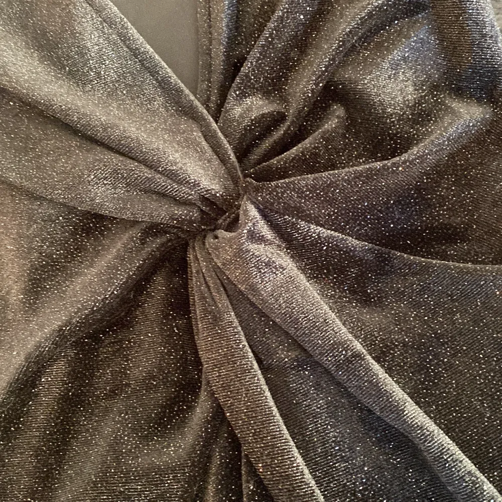 En svart glittrig klänning från H&M i storlek xs. Använd en gång vid nyår.❤️‍🔥. Klänningar.