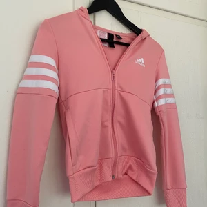 Hoddie - Rosa Adidas hoddie. Längesen jag använde men den är inte så sliten. Ganska skön. Köparen står för frakt!