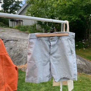 Oversized skjorts - Så coola ”gubbshorts” köpt second hand! Låga och stora i midjan, säljer pga använder ej💫