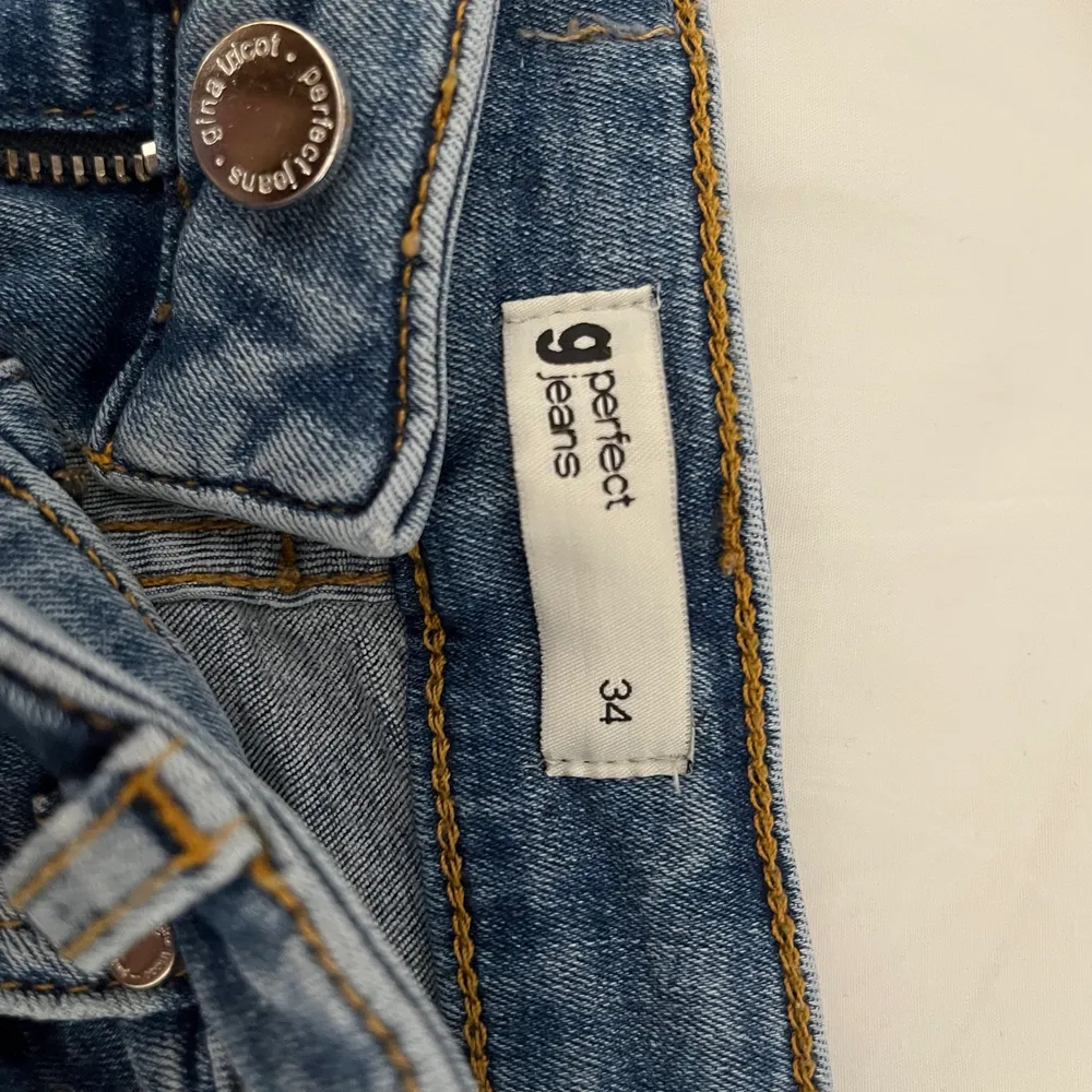 blåa perfect jeans från gina. inga defekter och sällan använda. ‼️ frakten är inte medräknad i priset. tror de är petite. Jeans & Byxor.