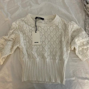 Krämvit tröja - Super fin tröja tyvärr aldrig kommit t användning. Pris lapp kvar, hör av er om mer information🙌❤️