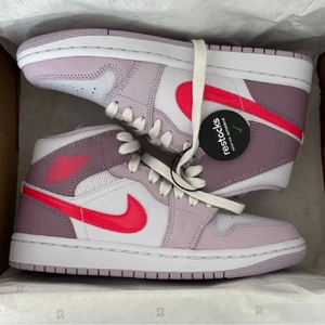 Air Jordan 1 Valentines edition - Jordans, Valentines edition, lila rosa. Helt oanvända. Öppen för prisförslag