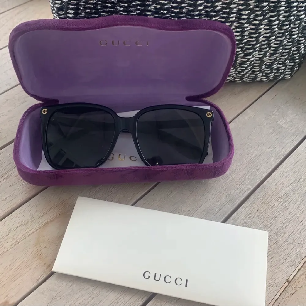 As balla (äkta såklart) GUCCI solisar! De har svart båge och svart glas och skyddar mot UV! Jätte bra skick, som nya:) modellen heter: gg0022sa och nypris är 240 euro. Accessoarer.