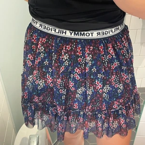 Tommy hilfiger kjol - Kjol från Tommy hilfiger som nästan är ny, använd kanske två gånger. Kan mötas upp i göteborgsområdet annars står köparen för frakt. 