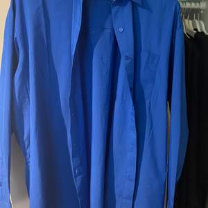Säljer denna blå skjorta, så snygg men kommer ej till användning, köparen står för frakt:) 