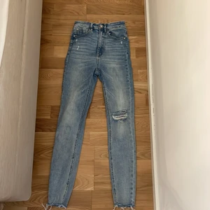 SUPER HIGH WAIST JEANS  - Ett par högmidjade jeans från (Stradivarius) Storlek: 34