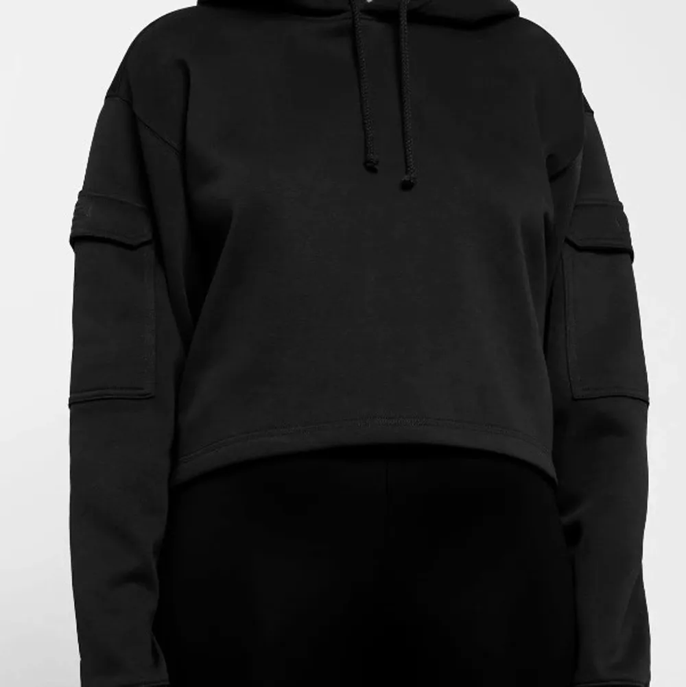 Hoddie Croppad Sweatshirt från Weekday.  Använd bara några gånger, jättefint skick.   Storlek S.. Hoodies.