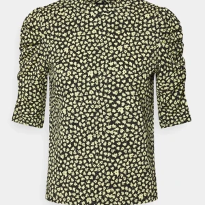 Fin topp från Lindex  - Fin topp från Lindex. Använd ett fåtal gånger, jättefint skick. Storlek S.