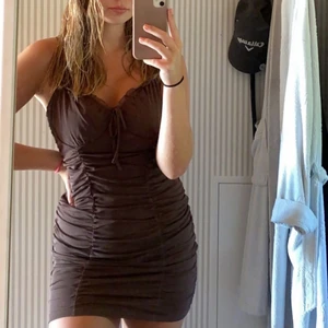 HM miniklänning brun strl M - Jättefin klänning som tyvärr inte kommit till användning mer än en gång då det är lite för stor för mig. Är därför i väldigt gott skick. Formar sig fint efter kroppen. 