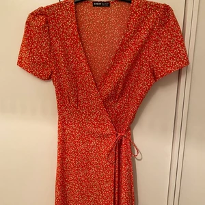 Omlott klänning  - Säljer denna omlott klänningen från SHEIN. Superfin verkligen men har aldrig något tillfälle till att använda den. 💕