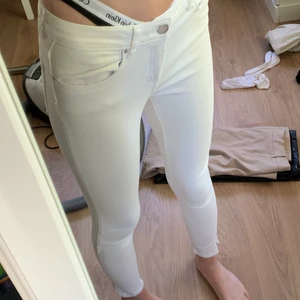 Vita Jeans från Pieces 🤍 - Storleken är XS och de är rätt tajta.